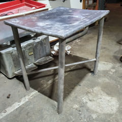 Mesa de Inox Pequena Usada – 60cm (C) x 47cm (L) x 60cm (A)